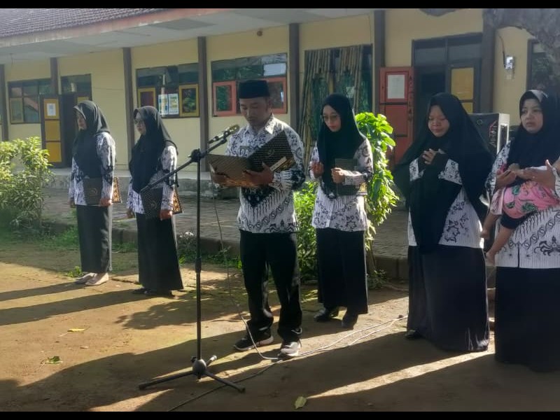 KEGIATAN APEL  HUT PGRI KE 80 DAN HARI GURU NASIONAL TAHUN 2025