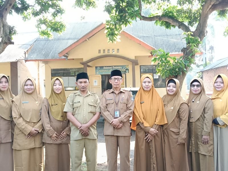 FOTO DEWAN GURU DAN STAF SD NEGERI 2 ASEMBAGUS